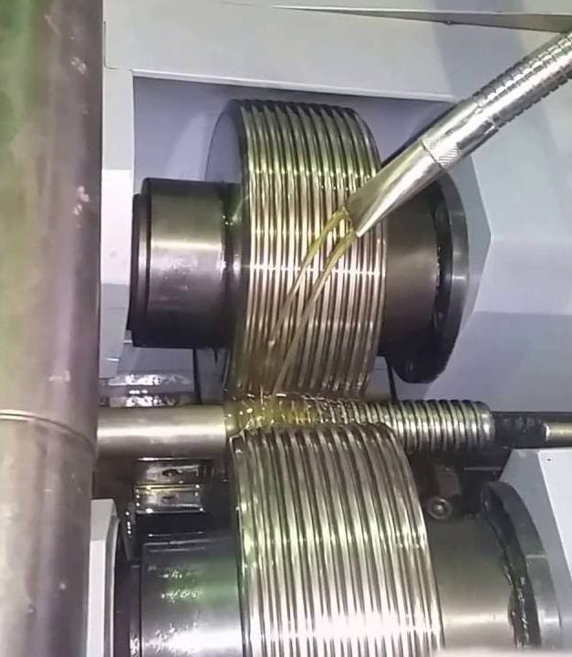 Процесс накатки резьбы